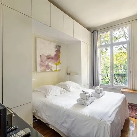Comfortable And Chic With Park View Daire Clichy