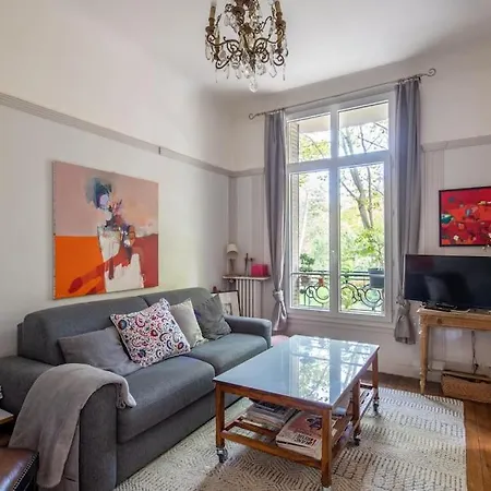Comfortable And Chic With Park View Daire Clichy