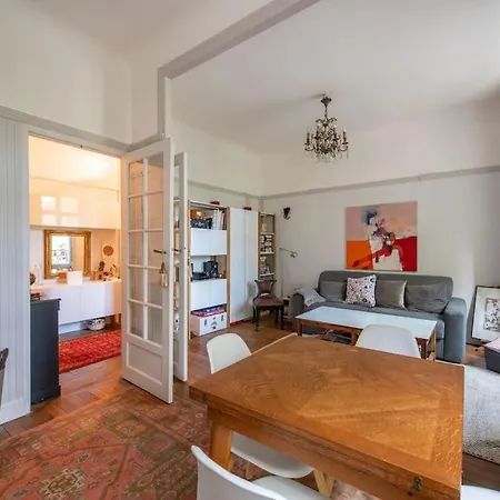 Daire Comfortable And Chic With Park View