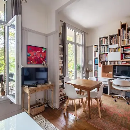 Daire Comfortable And Chic With Park View