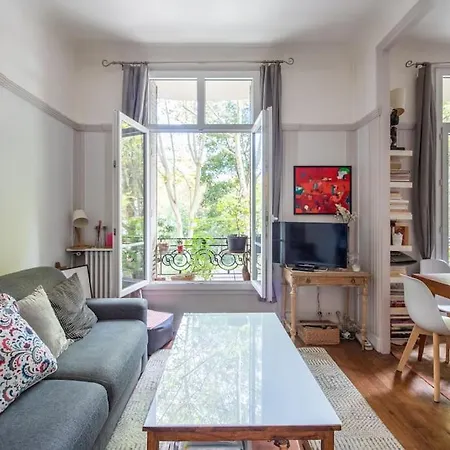 Comfortable And Chic With Park View Daire