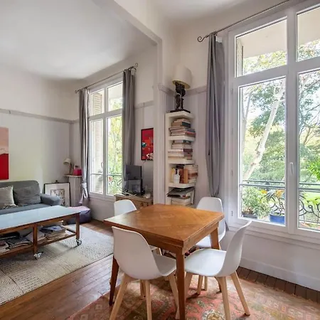Comfortable And Chic With Park View Daire